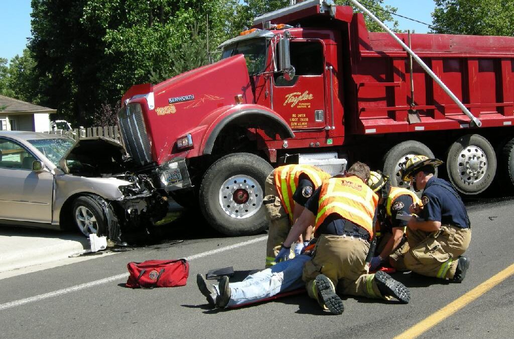 Un Muerto en Impactante Accidente con un Camión de Trailer Detenido