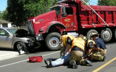 Un Muerto en Impactante Accidente con un Camión de Trailer Detenido